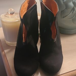 Chie Mihara Black Ankle Booties with Modern V-Cut